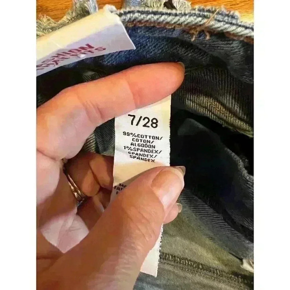 NWT Celebrity Pink High-Rise Frayed Denim Shorts 7/28 - Picture 4 of 5